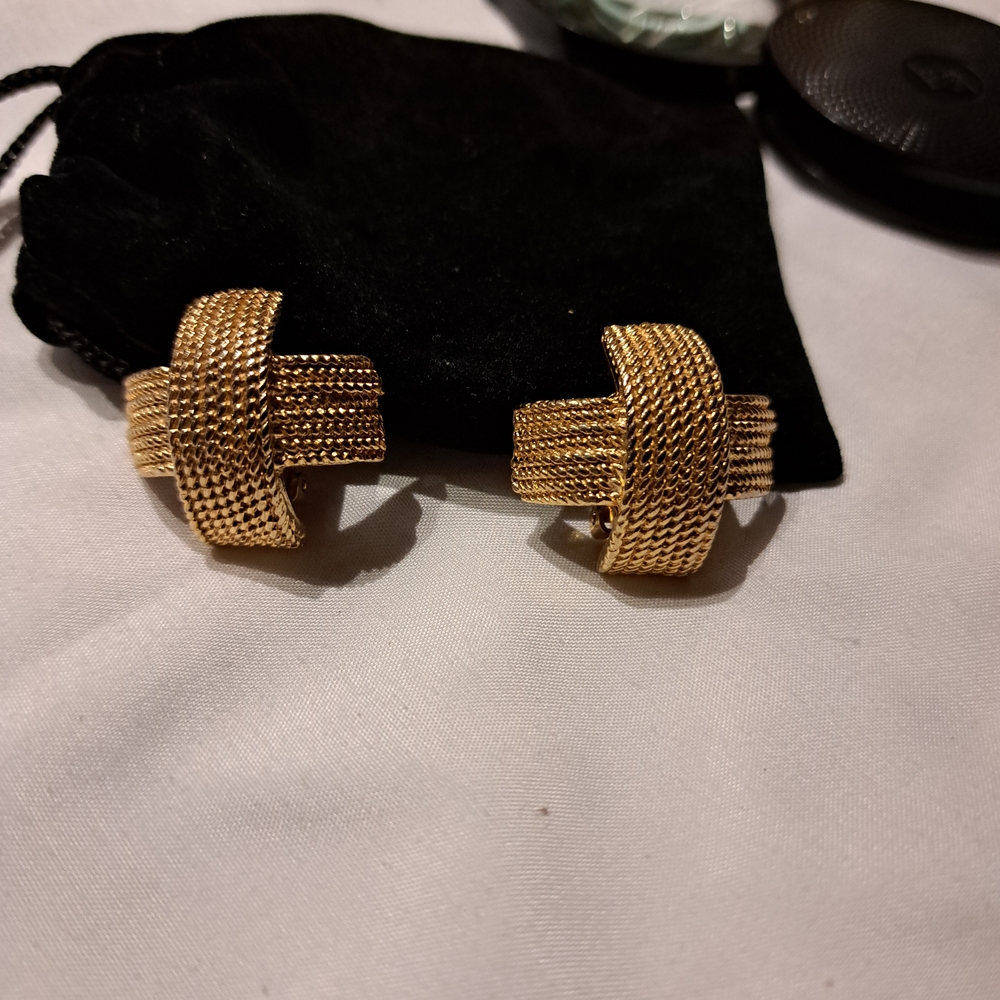 Elegant Gold Textured Women's Earrings